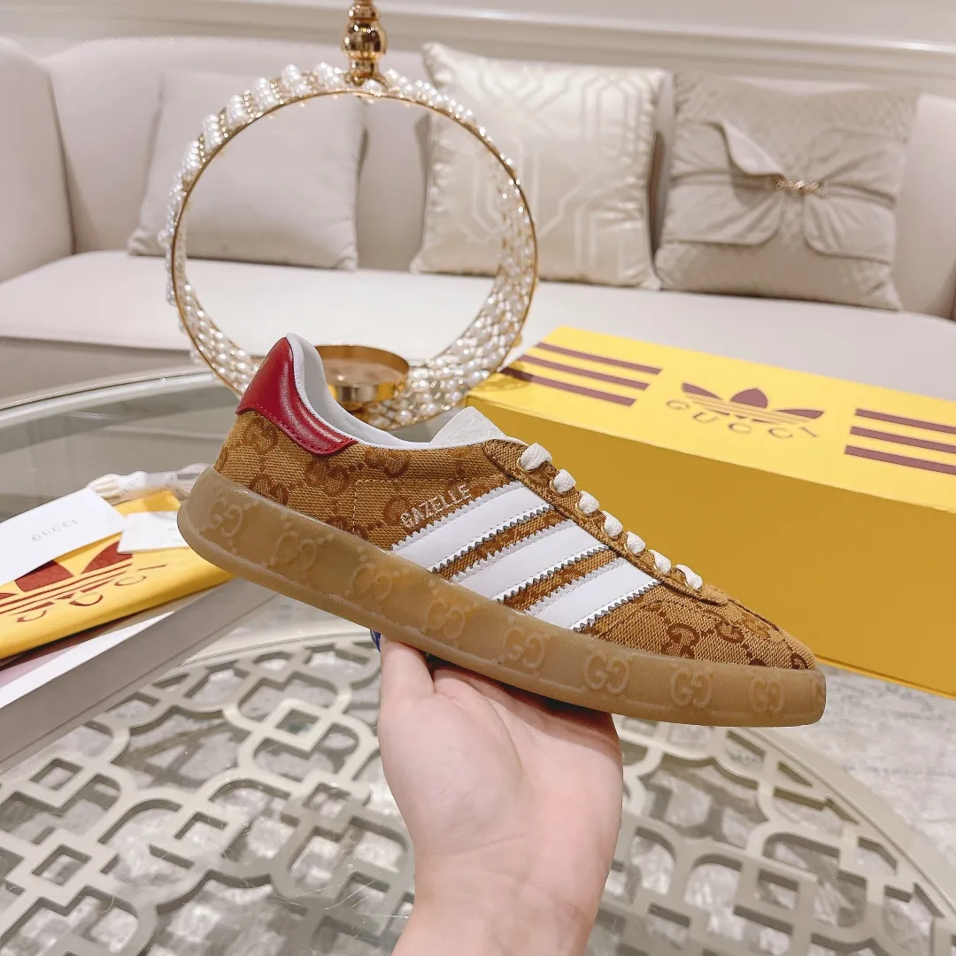 👟👟Ex-factory price 480👟👟 Women's shoe factory Gucci&adidas joint limited edition couple's sneakers. A super nice joint casual sneaker with rich and bold colors! It showed everyone a completely different charm from the past! Combining retro style and youthful sports style to create a new aesthetic! Vitality yet stylish at the same time! ! Upper - made of cowhide, cowhide, cloth. Lining - sheepskin lining for feet. Sole - original open-molded beef tendon non-slip and wear-resistant outsole. Size: 35-44 (couple style)
